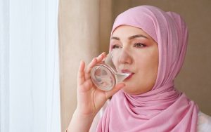 wanita muslimah meminum air